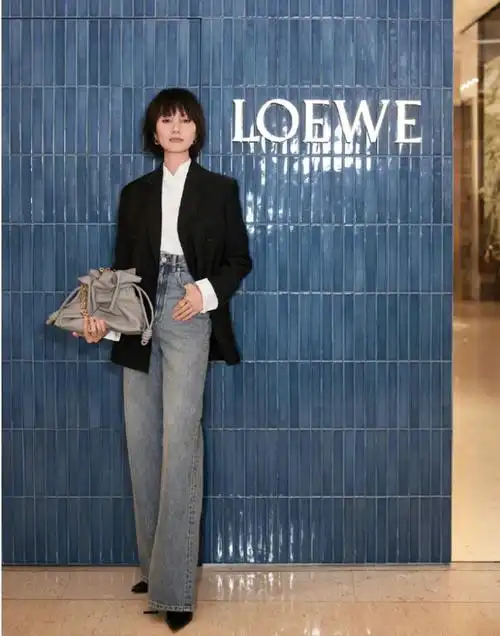 46岁袁泉才是职场女人的穿搭模板不露分毫却美的时髦高级