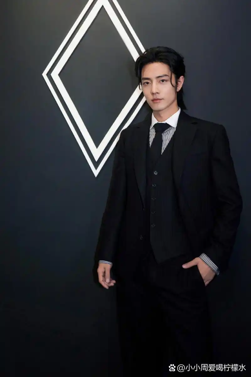 肖战,微笑面对着镜头,仿佛是这个世界上最冷酷的模特.