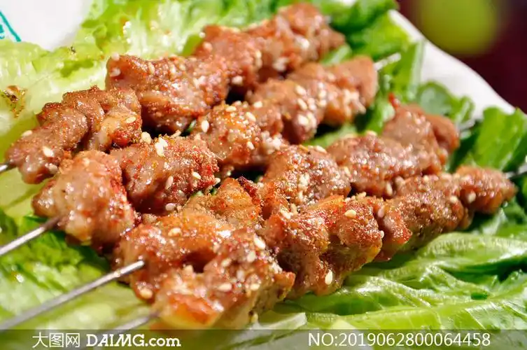 刚刚烤好的羊肉串美食摄影图片_大图网图片素材