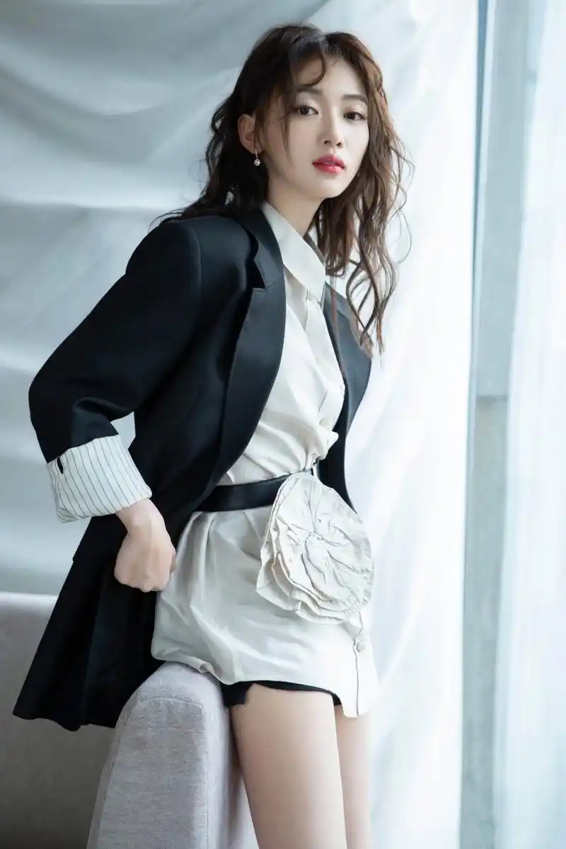 吴谨言身材好的过分,西装高跟鞋显女人味,大长腿也是实力抢镜