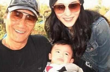 81岁谢贤公布遗产分配后首次亮相,陪在他身边不是coco,她是谁