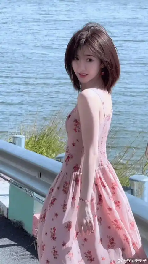 毛晓彤a甜吊带粉裙#有身材有颜值,甜美又热辣!