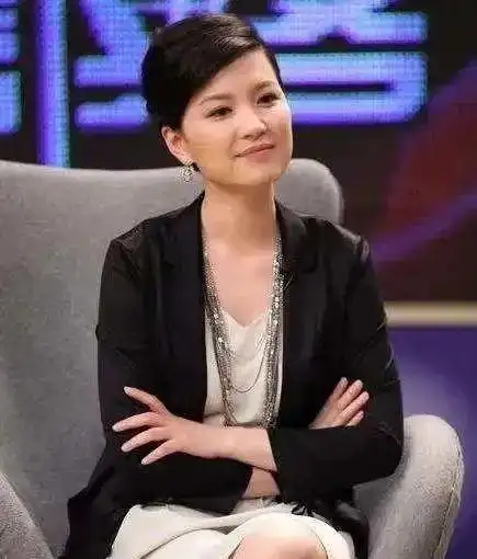 他邀请了多位上海东方卫视的主持人,这其中就包括房海燕