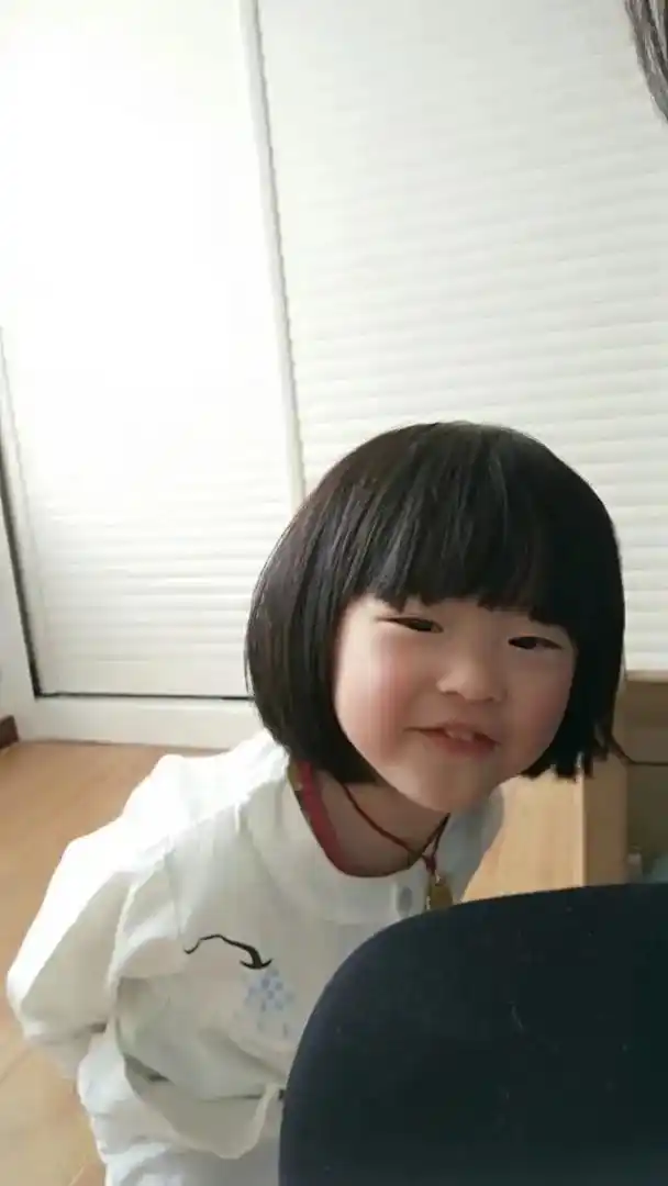 找了一张两岁多的照片胖嘟嘟的小脸蛋俏皮可爱的小女孩长的了