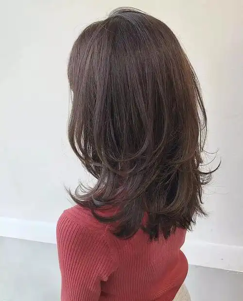 今年非常流行高层次的碎剪中长发超级好看又时髦