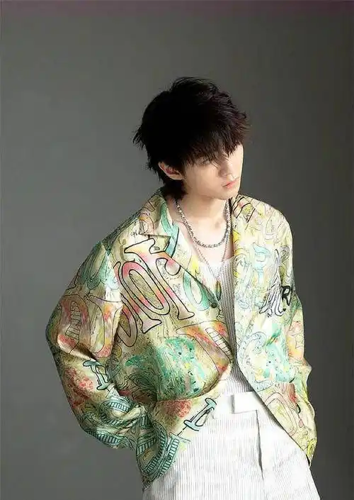 王俊凯锁骨诱惑,青春洋溢的时尚大片,显示了少年独一无二的风采_封面