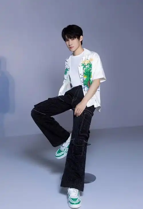 组图:张真源夏日清凉写真释出 干净白t薄荷色扑面而来_高清图集_新浪