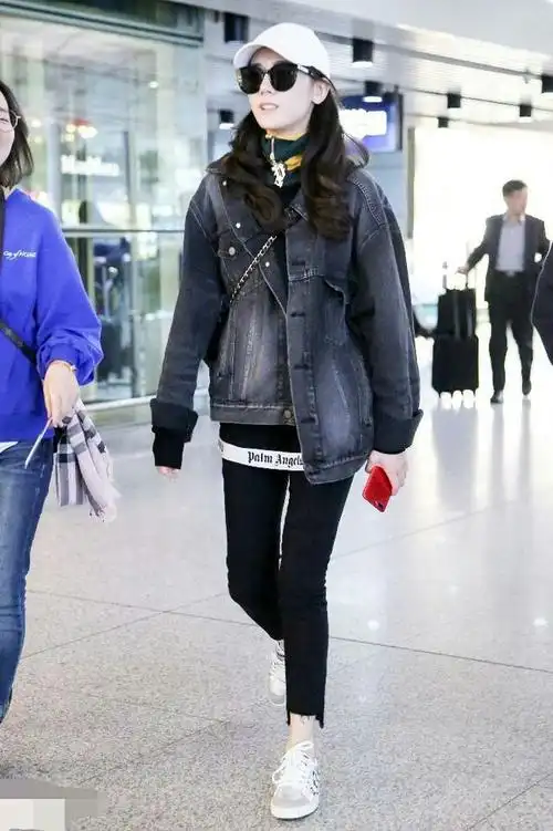 女明星的机场照都是清凉美丽,以美观为主,大冬天穿裙子都是正常 但是