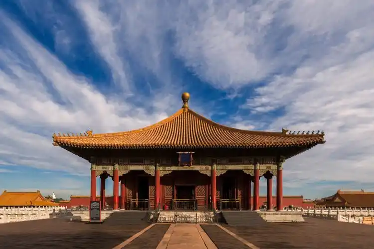 也就是金銮殿太和门-皇帝御门听政的地方故宫的前三殿是天子的办公区