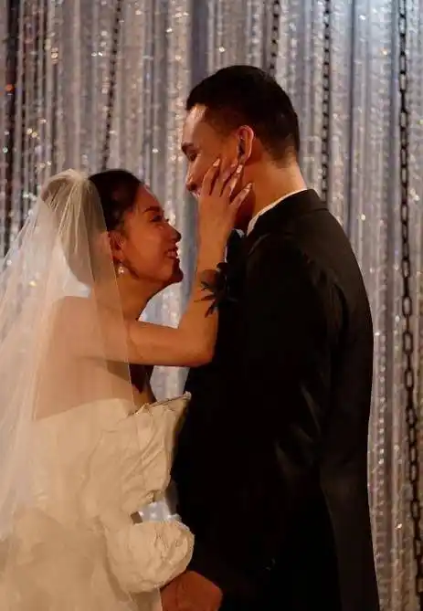 她才是人生赢家,参加"中国好声音"未夺冠,却嫁给爱奇艺副总裁_李嘉格