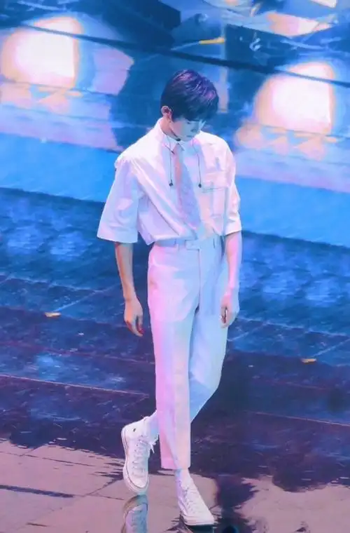 置顶#人间腿精图鉴#宋亚轩110cm的大长腿了解一下,现实中的漫画腿96