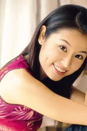 林心如原来有一对小虎牙,但经过烤瓷护理后,林心如的牙齿洁白无瑕