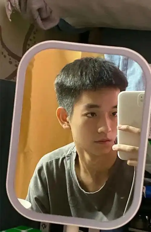 德阳185cm高鼻梁的00后小帅哥颜值太能打了