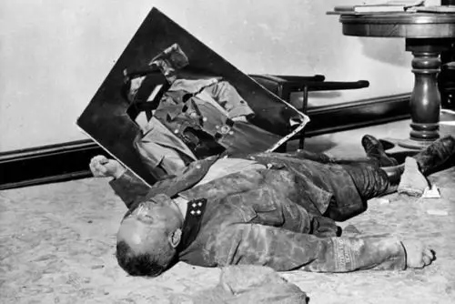 实拍死亡现场直击二战德国战败后大规模自杀事件