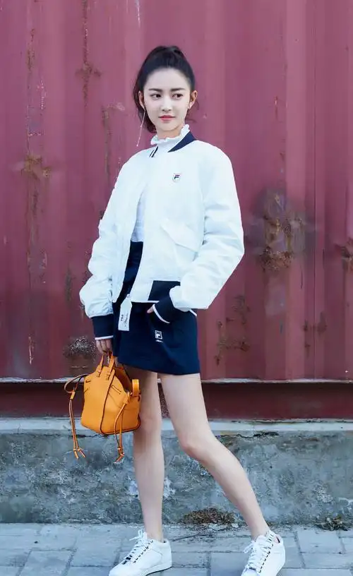 陈钰琪休闲率性时尚街拍图片