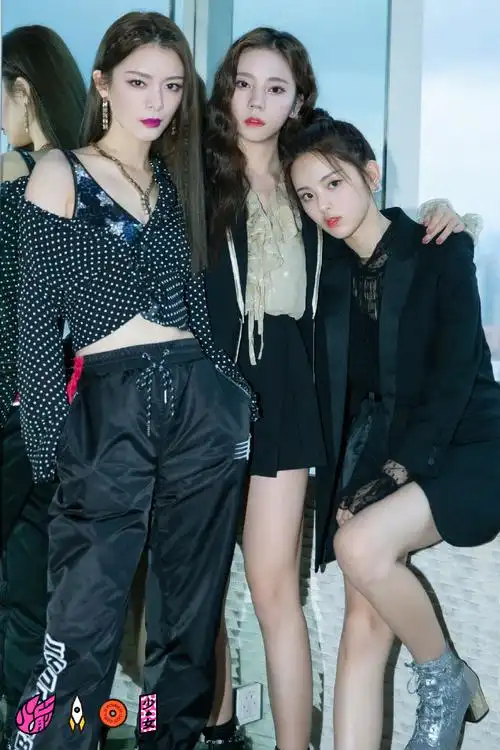 简介:火箭少女101性感高清图片,分享一组火箭少女101图片给大家,图中