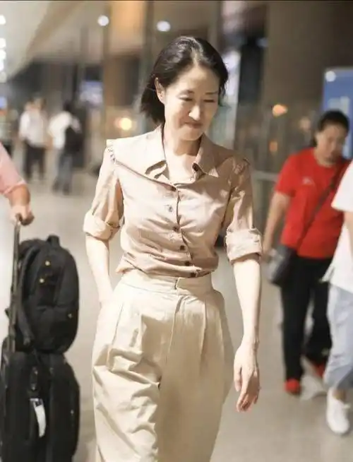 原创原创45岁刘敏涛素颜走机场穿衬衫搭阔腿裤时髦气质美得很高级