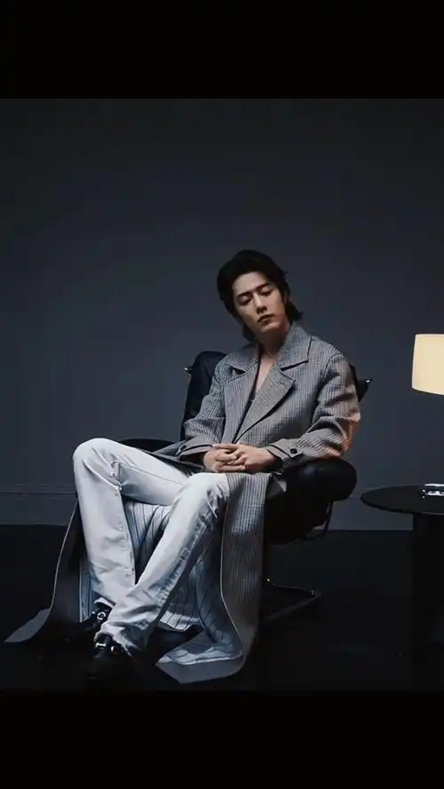 肖战风衣大片96,这身材比例绝了,贵公子既视感