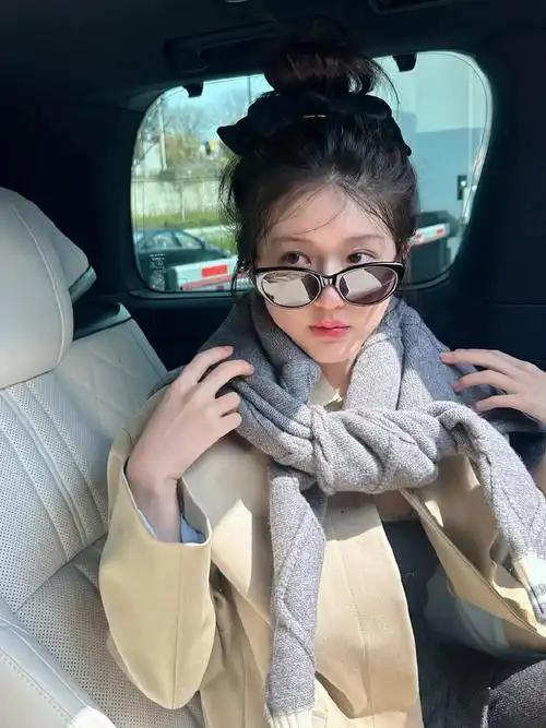 赵露思丸子头墨镜晒太阳