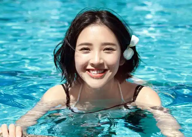 平常看起来很一般但是笑起来特别好看的女明星