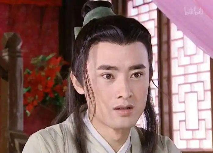 任泉出演油铺老板朱十老的养子朱重,卖油为生的他,品行好,又负责任.