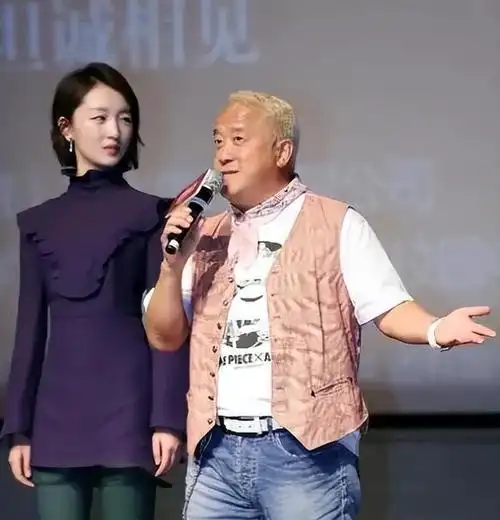 周冬雨表面单纯小白兔,私下生活混乱,不拉窗帘"玩游戏"!