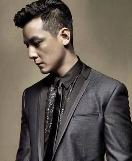 看过吴彦祖照片的人都会觉得他长得帅,他的帅气是男女老少通吃的.