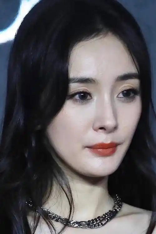 杨幂生图显老,大粉号召粉丝举报曝光者,明星只能活在滤镜里?