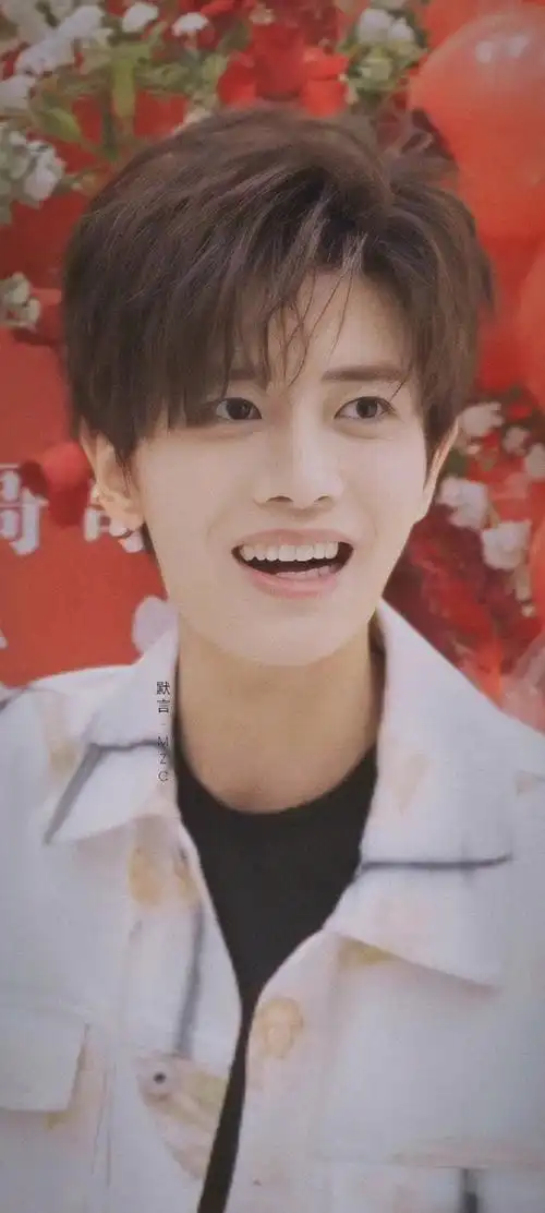 任嘉伦超话 好甜的笑容截到了～可爱的宝 @任嘉伦allen 任嘉伦|卡大头