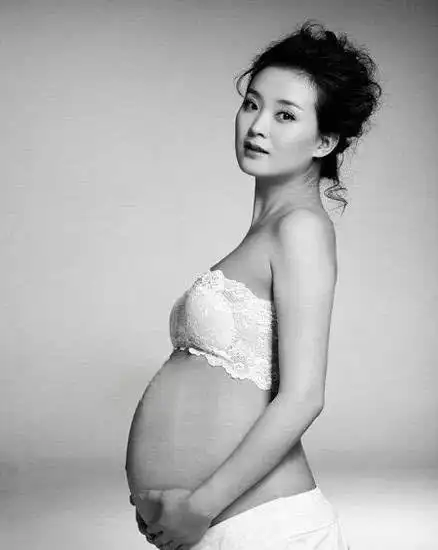 晴儿就是王艳饰演,那个温顺可人善解人意的晴儿,怀孕的