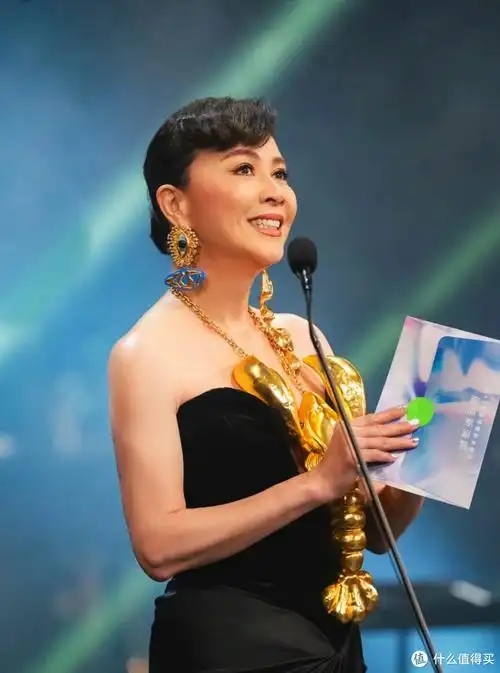 梁朝伟六封影帝刘嘉玲穿76万龙虾群替夫领奖余香凝30岁拿下金像奖影后