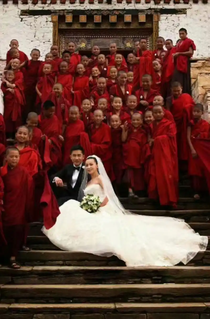 梁朝伟刘嘉玲婚纱照,好神圣的一张婚纱照.