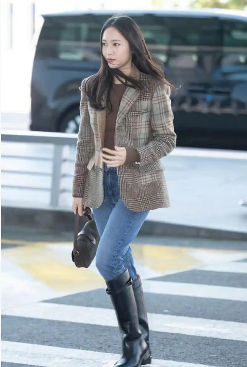 郑秀晶机场私服,格纹拼贴粗花呢西装搭配牛仔裤和中筒靴  咱就是说