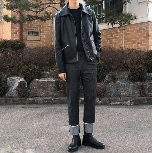 牛仔裤搭配皮靴的造型最能彰显出男人阳刚的魅力,不羁的牛仔裤和粗犷