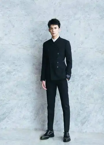 霸道总裁上线吴磊西装笔挺眼神凌厉帅出新高度