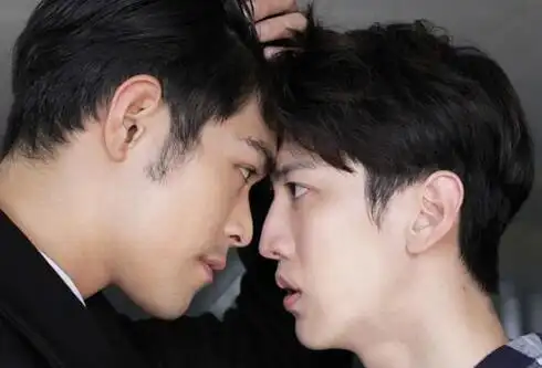 男子演唱组4ever成员李迪恩和孙沁岳在新剧《爱上她的他》中上演同志