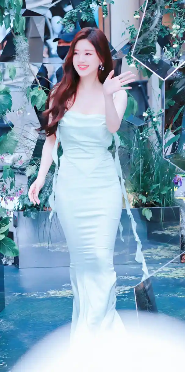 赵露思吊带露背裙写真壁纸,今日份薄荷味的小仙女