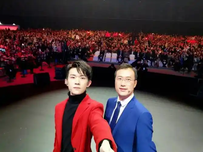 易烊千玺和粉丝的大合照!_过程_因为_轨迹