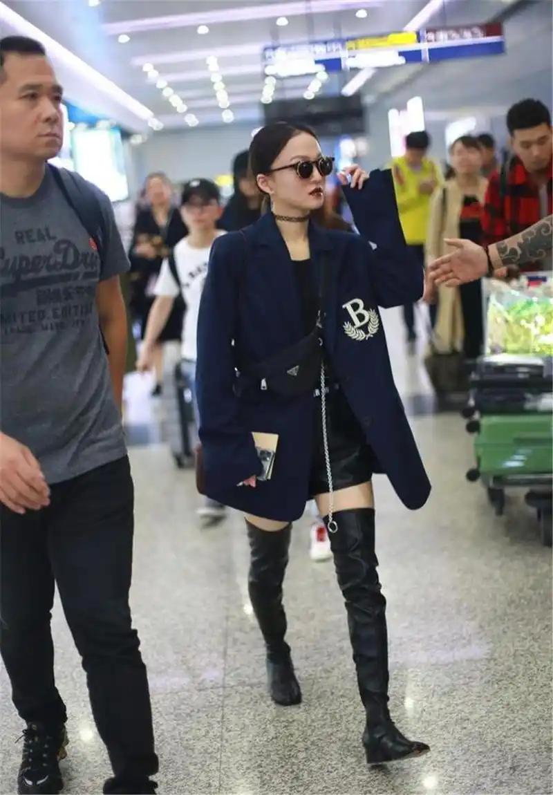 张韶涵穿衣太有气场,158身高穿西装配过膝靴,成小个子穿衣榜样