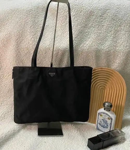 1180prada漆皮肩带尼龙托特包