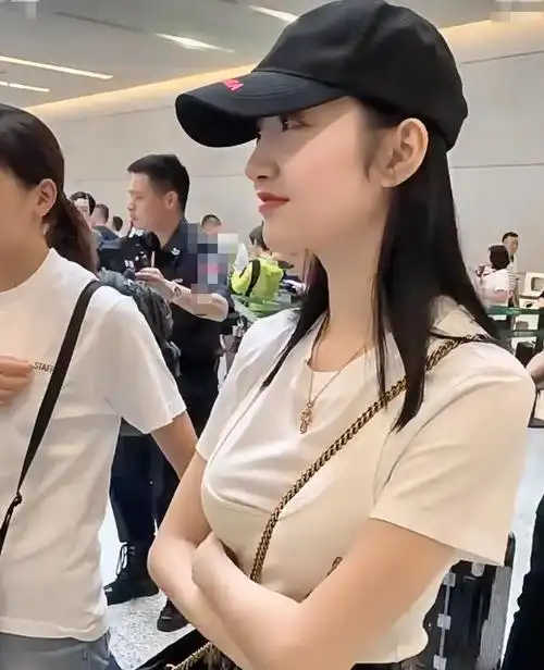 7月30日,景甜罕见的现身在机场,引起了众多候机人员的关注.