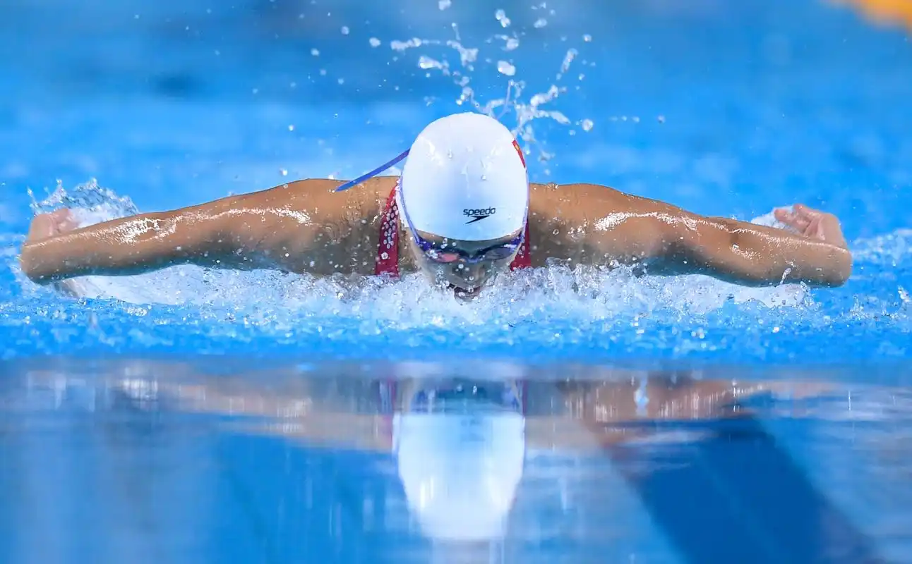 游泳体校乙组女子100米蝶泳决赛赛况