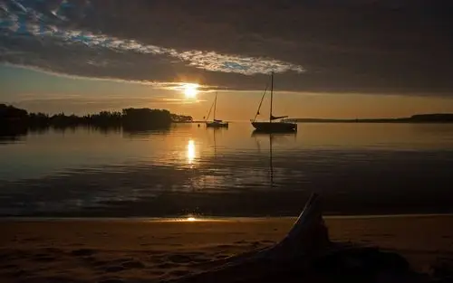 壁纸 黄昏,日落,海滩,大海,船 2560x1600 hd 高清壁纸, 图片, 照片