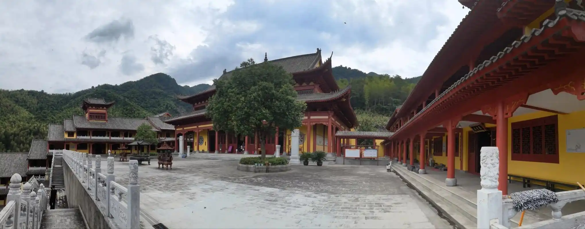 仰山栖隐禅寺 仰山栖隐寺位于江西省宜春市城南23公里的明月山集云峰