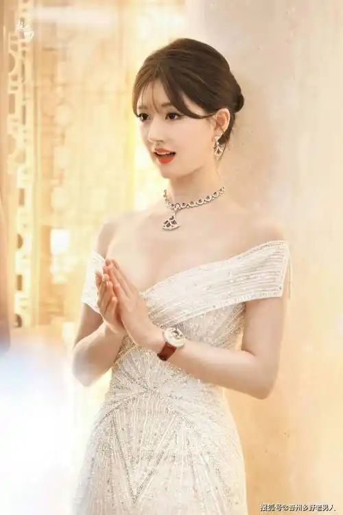 赵露思一字肩白裙亮相宝格丽晚宴,美得不像话,网友:换了造型师的露思