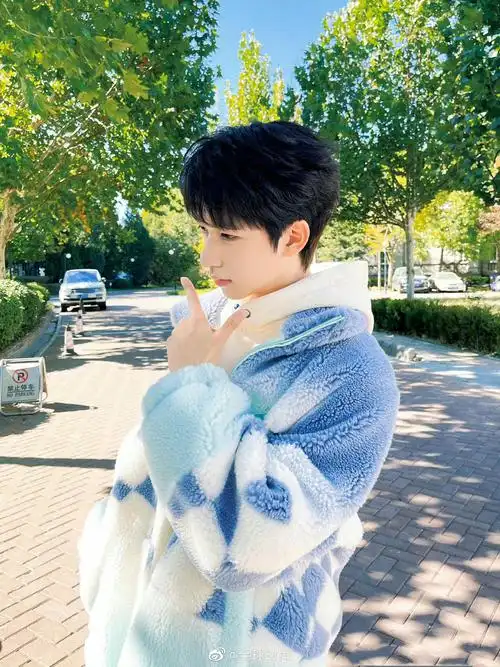 青春又活力, 时尚温暖的秋日穿搭,你get了吗~ 67贺峻霖蓝白羊羔绒四