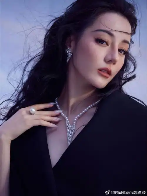 请您暂停,因为热巴美貌超载了咋不给我们巴巴戴皇冠呢迪丽热巴|费加罗