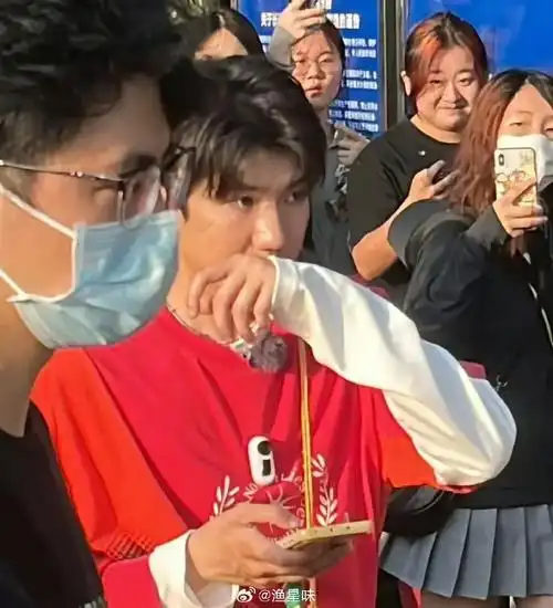 他退出tfboys后老了很多#但是有一说一王源生图这样满脸痘……看评创