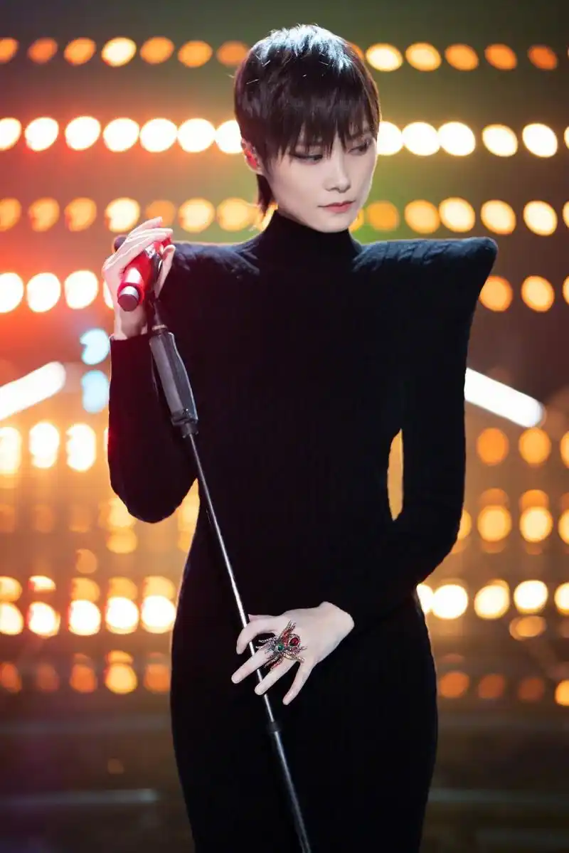 李宇春的小女人味让我心动了西装配小短裙穿她变化也太大了点