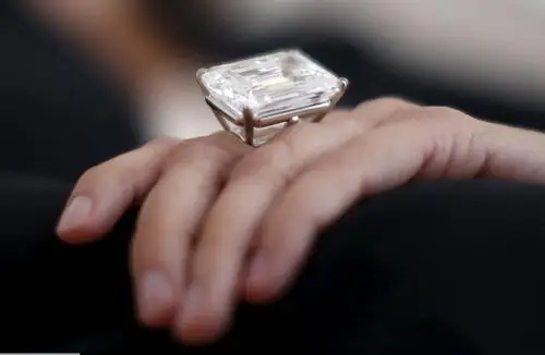 [视频]洛杉矶展出100克拉"终极"祖母绿形钻石